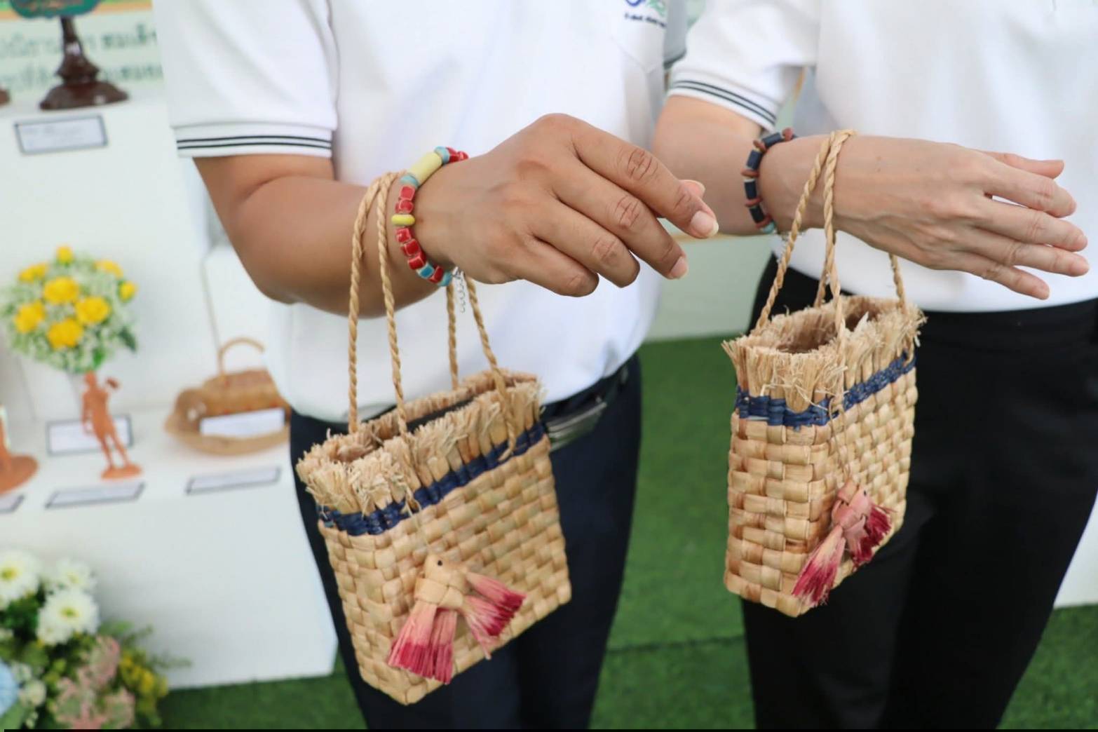 title - รัฐมนตรีว่าการกระทรวงเกษตรและสหกรณ์ พร้อมด้วยคณะผู้บริหาร ส.ป.ก. เข้าเยี่ยมชมโซนกิจกรรมฝึกอาชีพ Workshop งานศิลปหัตถกรรม (ศพส.) กิจกรรมจัดขึ้นภายใต้งาน วันคล้ายวันสถาปนาครบรอบ 51 ปี ส.ป.ก. ณ สำนักงานการปฏิรูปที่ดินเพื่อเกษตรกรรม